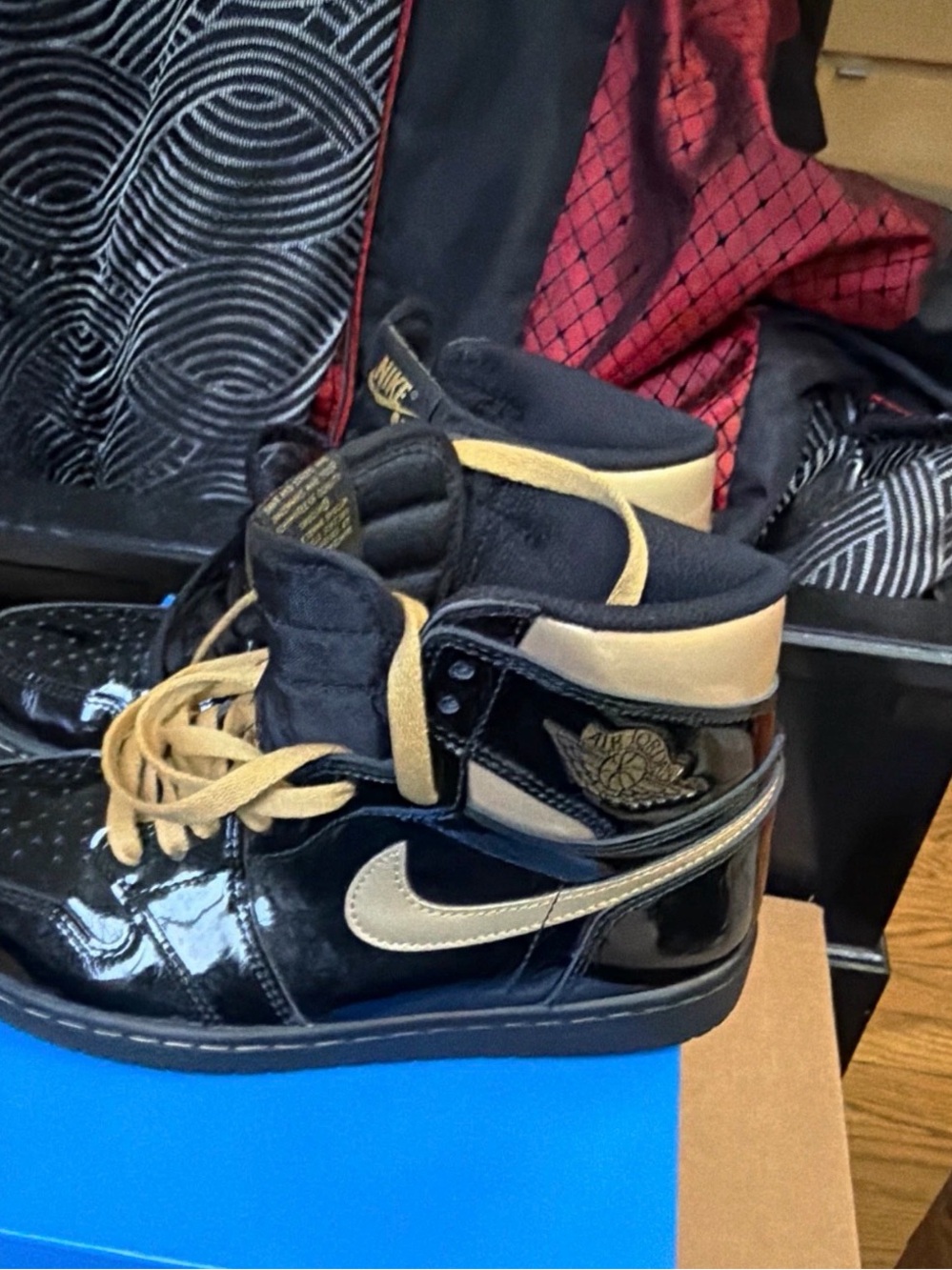Nike Air Jordan 1 High Top - Black & Gold